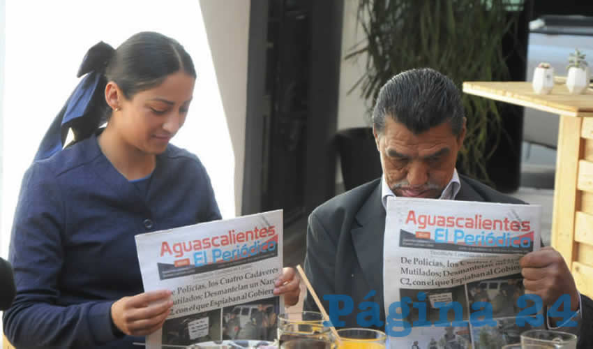 Grupo de personas desayunando.