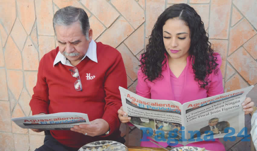 Grupo de personas desayunando.