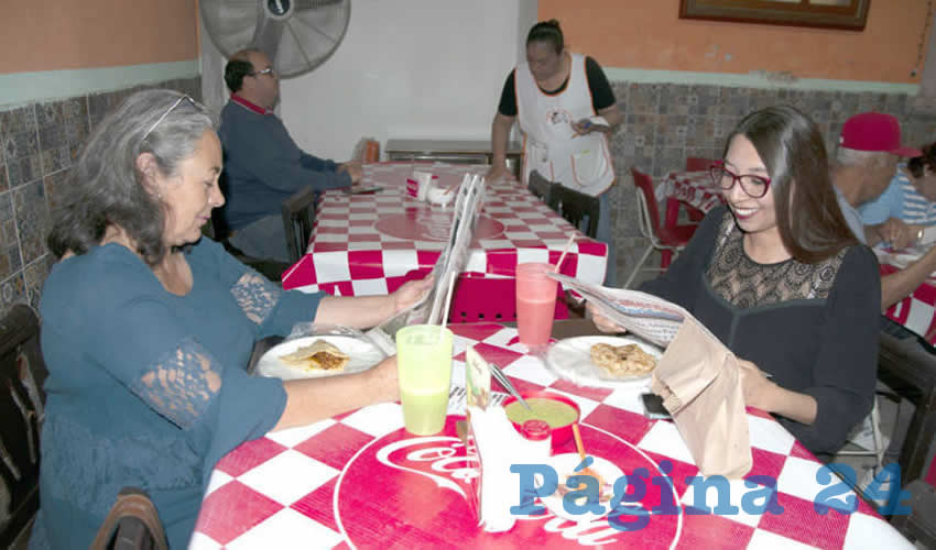 Grupo de personas desayunando.