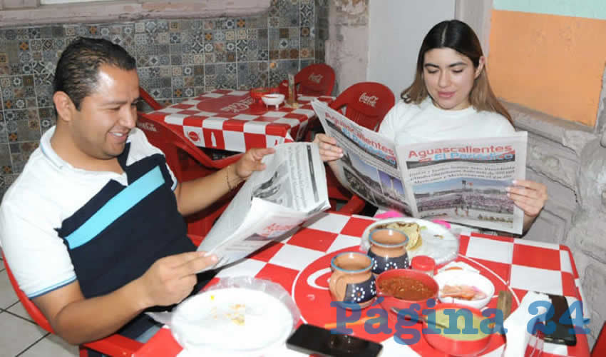 Grupo de personas desayunando.