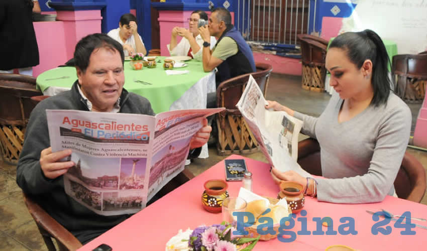 Grupo de personas desayunando.