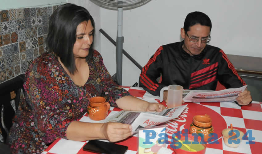 Grupo de personas desayunando.