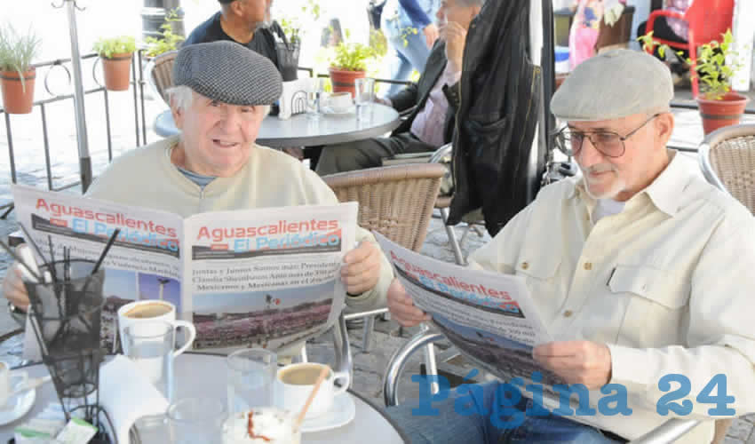 Grupo de personas desayunando.