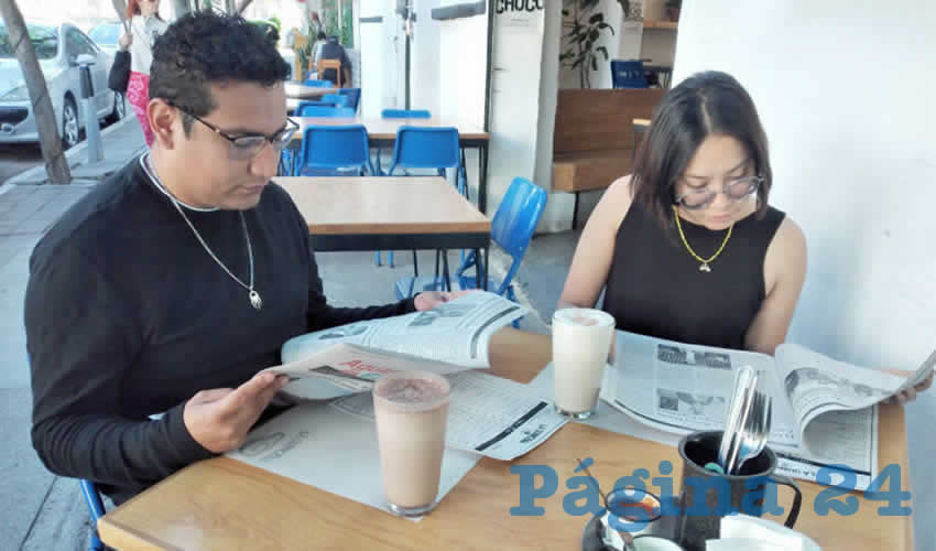 Grupo de personas desayunando.