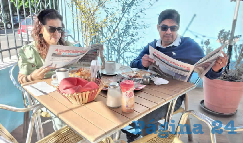 Grupo de personas desayunando.