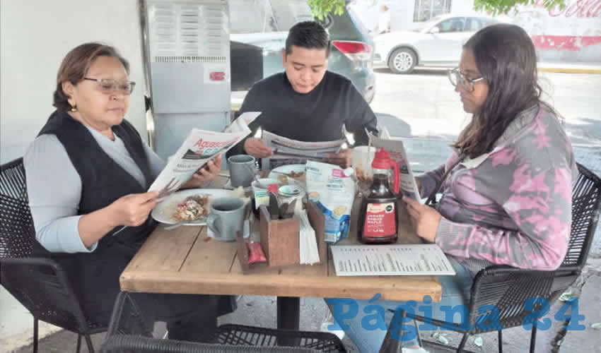 Grupo de personas desayunando.