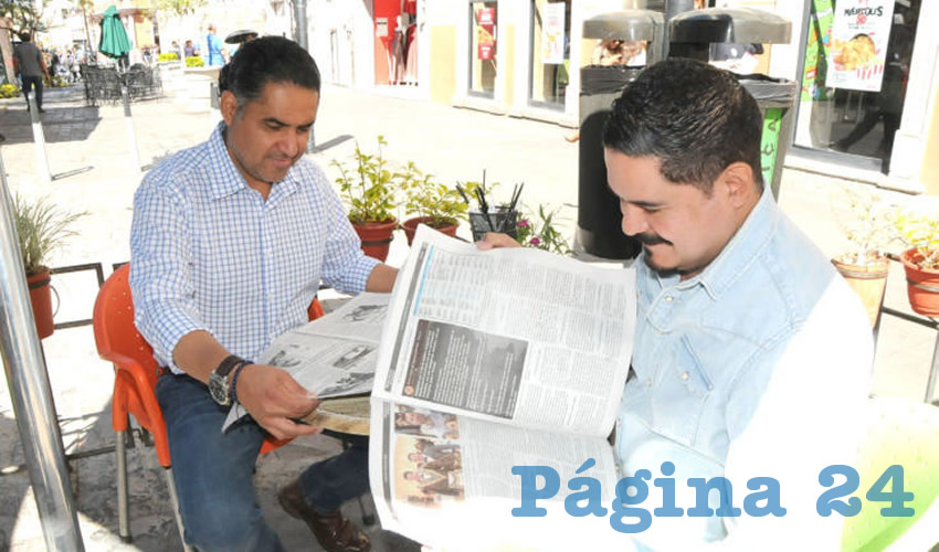 Grupo de personas desayunando.