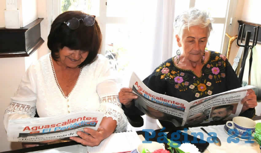 Grupo de personas desayunando.