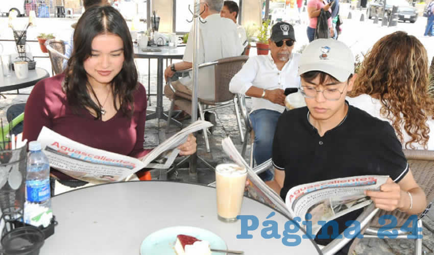 Grupo de personas desayunando.