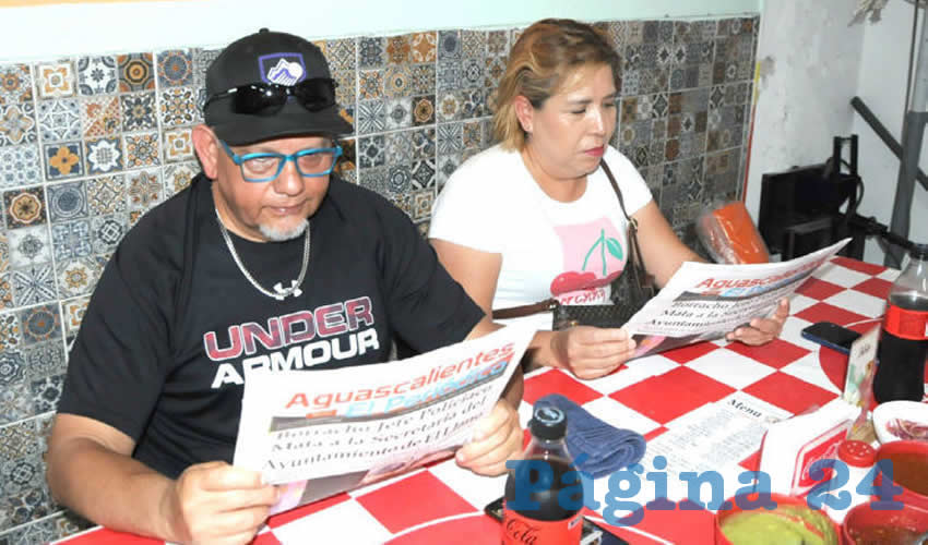 Grupo de personas desayunando.