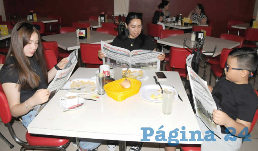 Grupo de personas desayunando.
