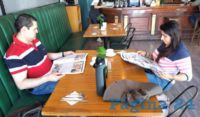 Grupo de personas desayunando.