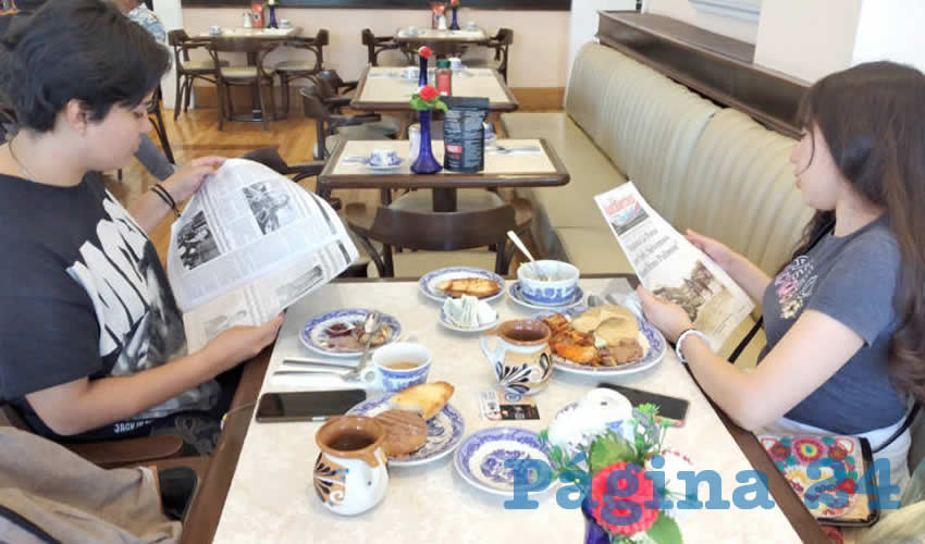 Grupo de personas desayunando.