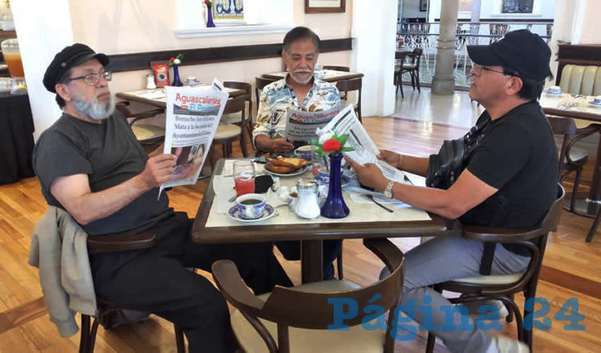 Grupo de personas desayunando.