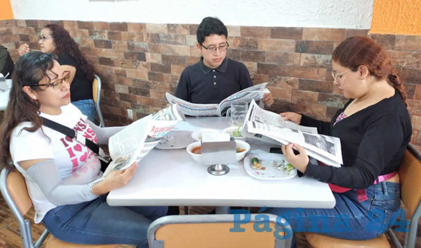Grupo de personas desayunando.