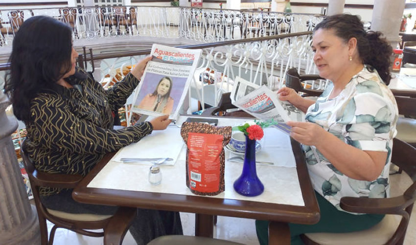 Grupo de personas desayunando.
