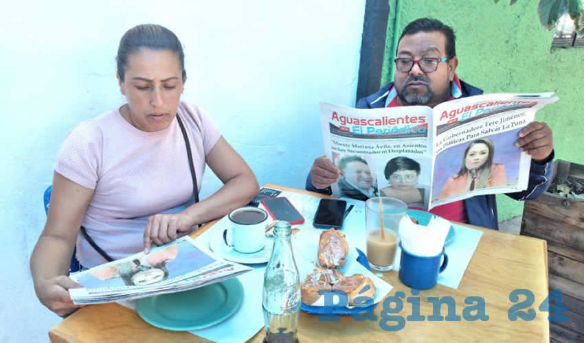 Grupo de personas desayunando.
