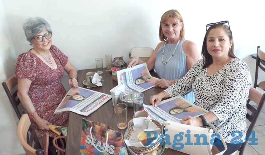 Grupo de personas desayunando.