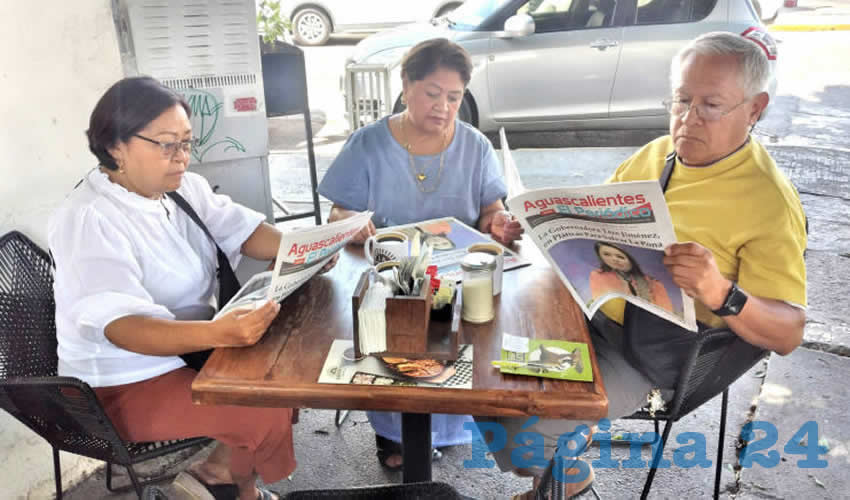 Grupo de personas desayunando.