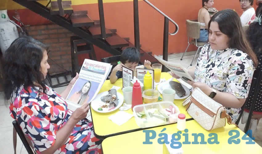 Grupo de personas desayunando.