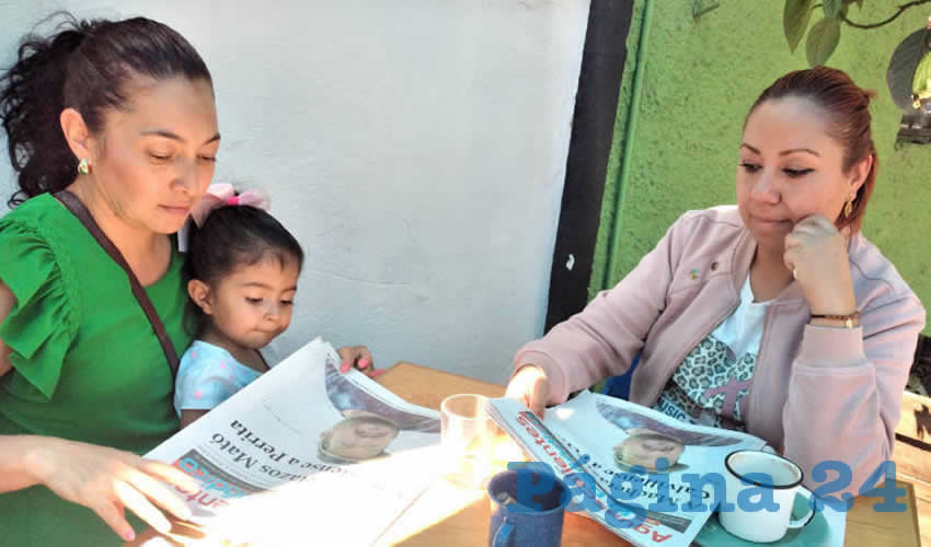 Grupo de personas desayunando.