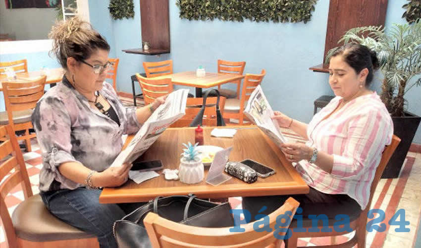 Grupo de personas desayunando.