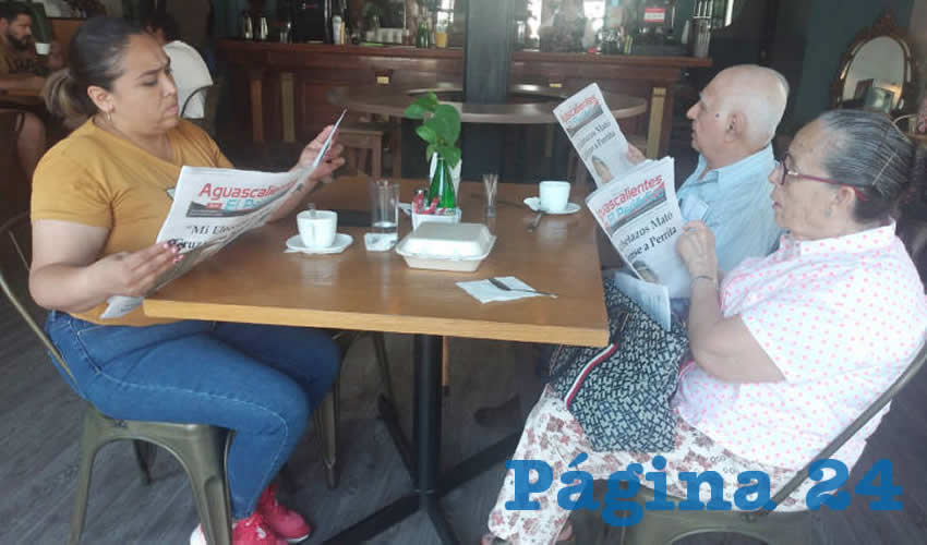 Grupo de personas desayunando.