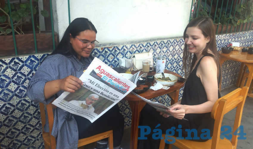Grupo de personas desayunando.
