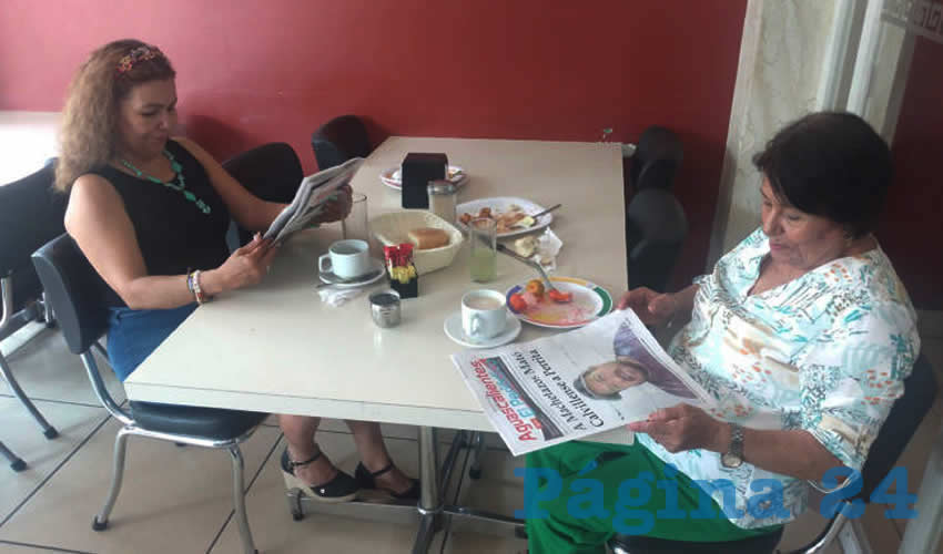 Grupo de personas desayunando.