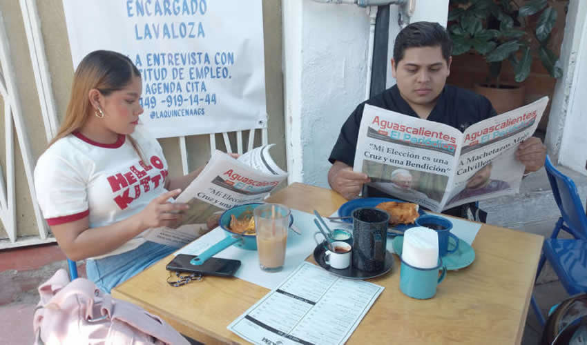 Grupo de personas desayunando.