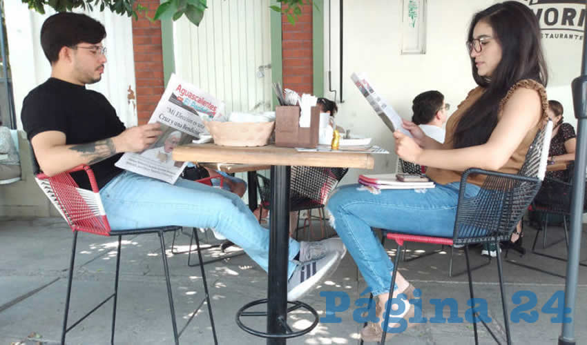 Grupo de personas desayunando.