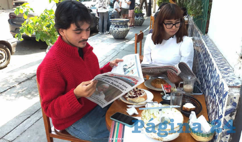 Grupo de personas desayunando.