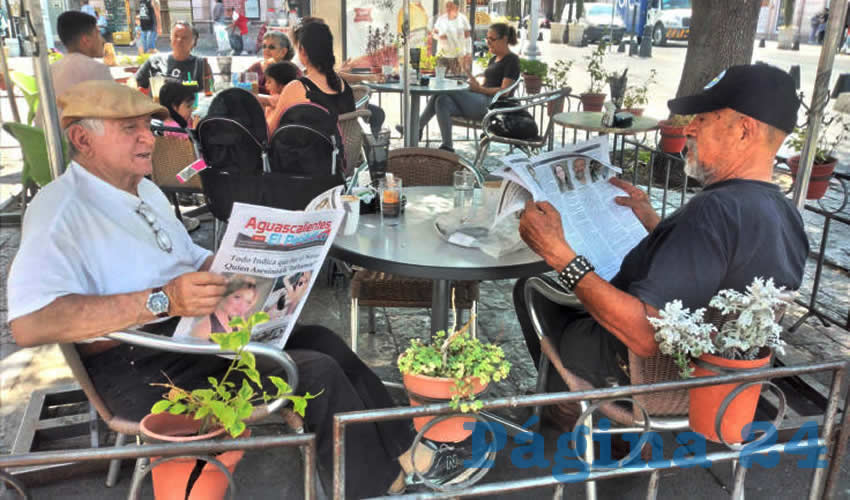 Grupo de personas desayunando.