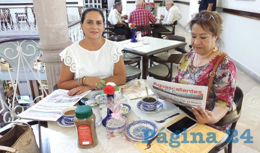 Grupo de personas desayunando.
