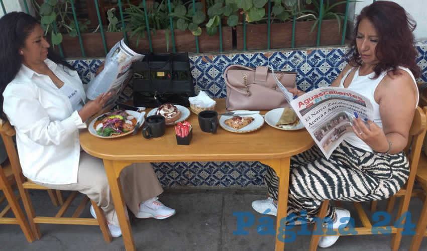 Grupo de personas desayunando.