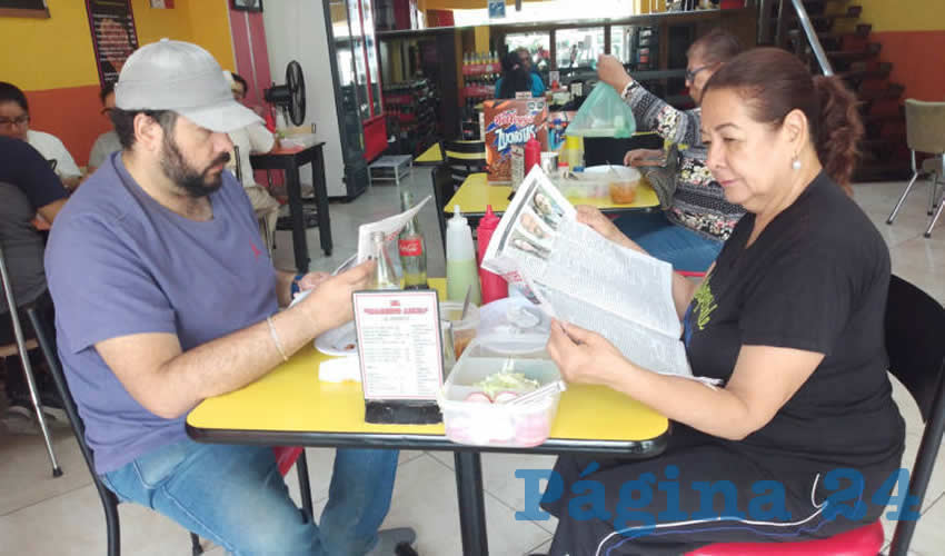 Grupo de personas desayunando.