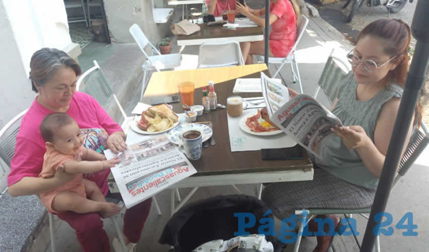 Grupo de personas desayunando.