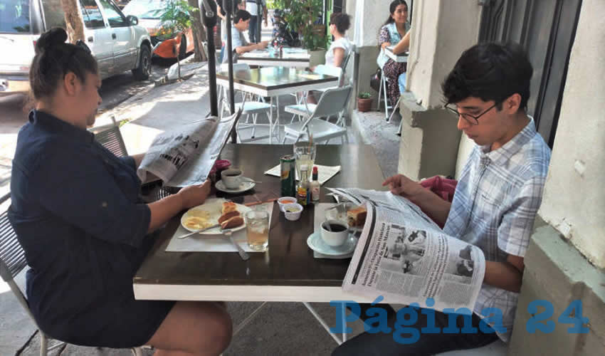 Grupo de personas desayunando.
