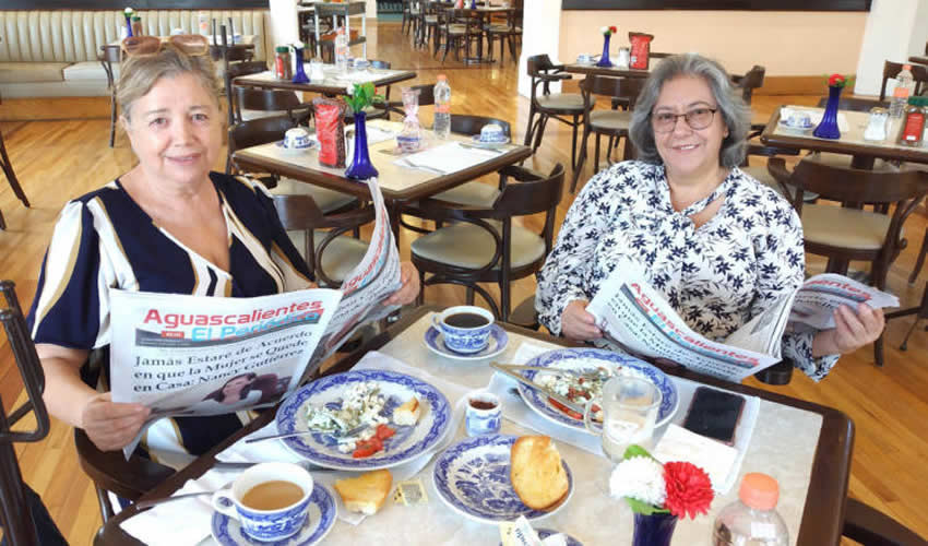 Grupo de personas desayunando.