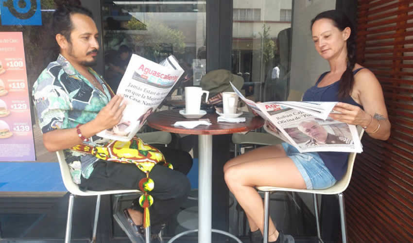 Grupo de personas desayunando.