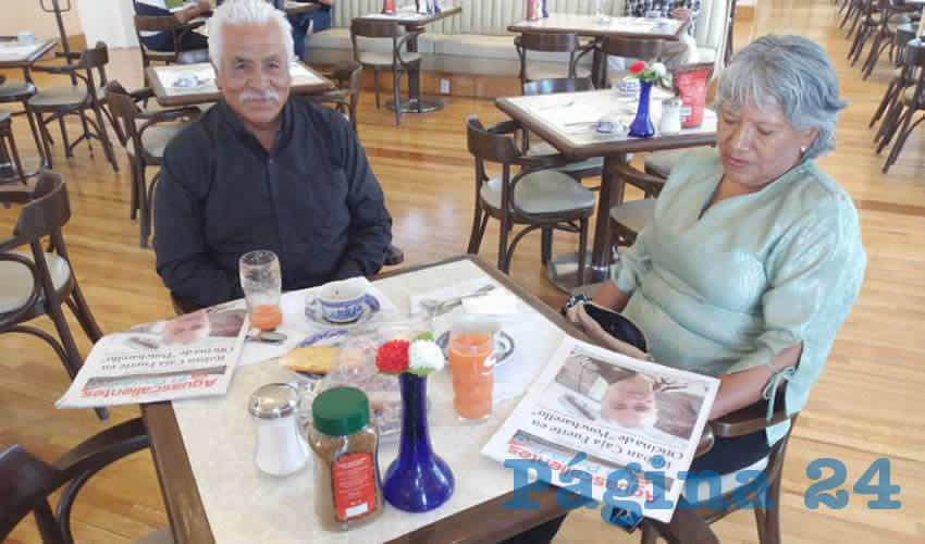 Grupo de personas desayunando.