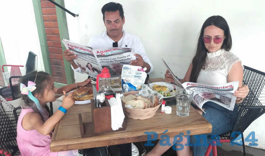 Grupo de personas desayunando.