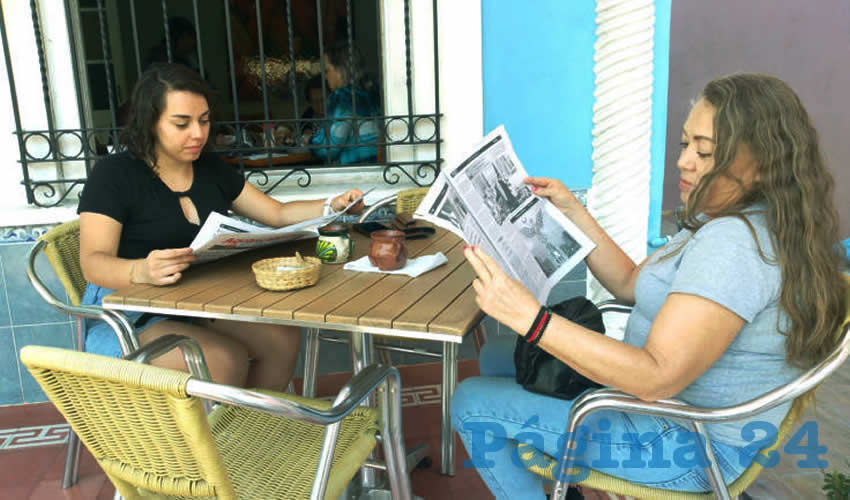 Grupo de personas desayunando.