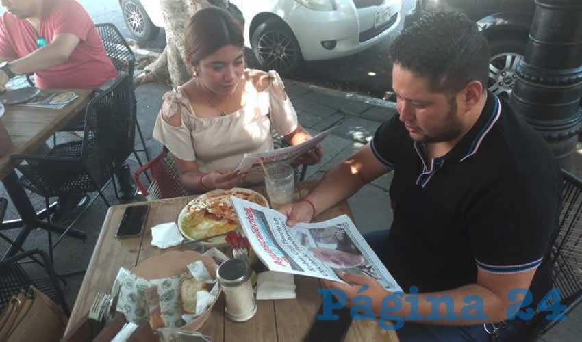 Desayunando