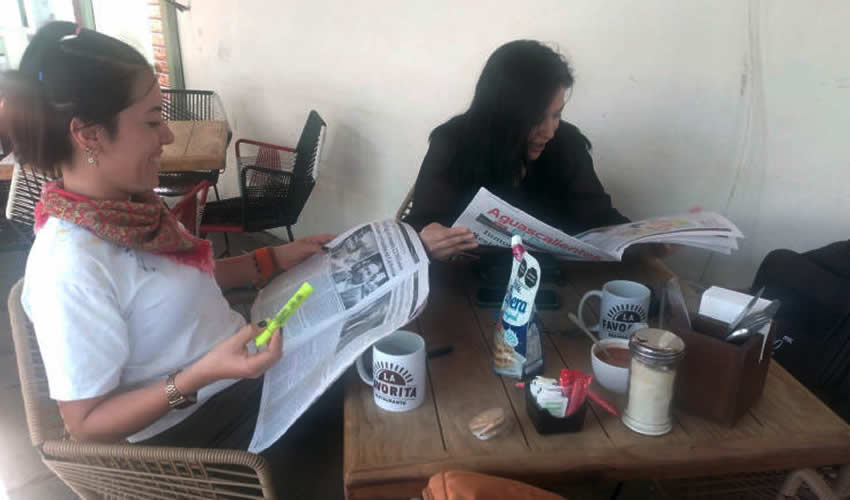 Grupo de personas desayunando.
