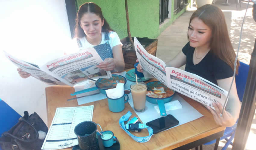 Grupo de personas desayunando.