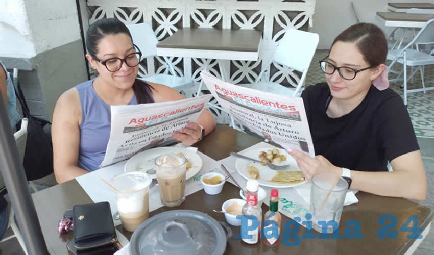 Grupo de personas desayunando.