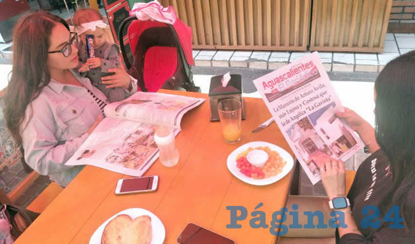 Grupo de personas desayunando.
