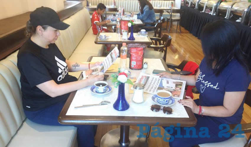 Grupo de personas desayunando.