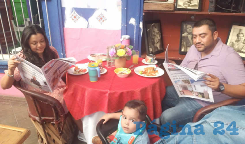 Grupo de personas desayunando.